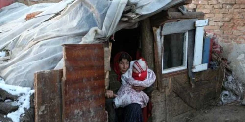 Zeci de rromi din Dolj au locuit ani de zile în bordeie. Foto: Arhivă.