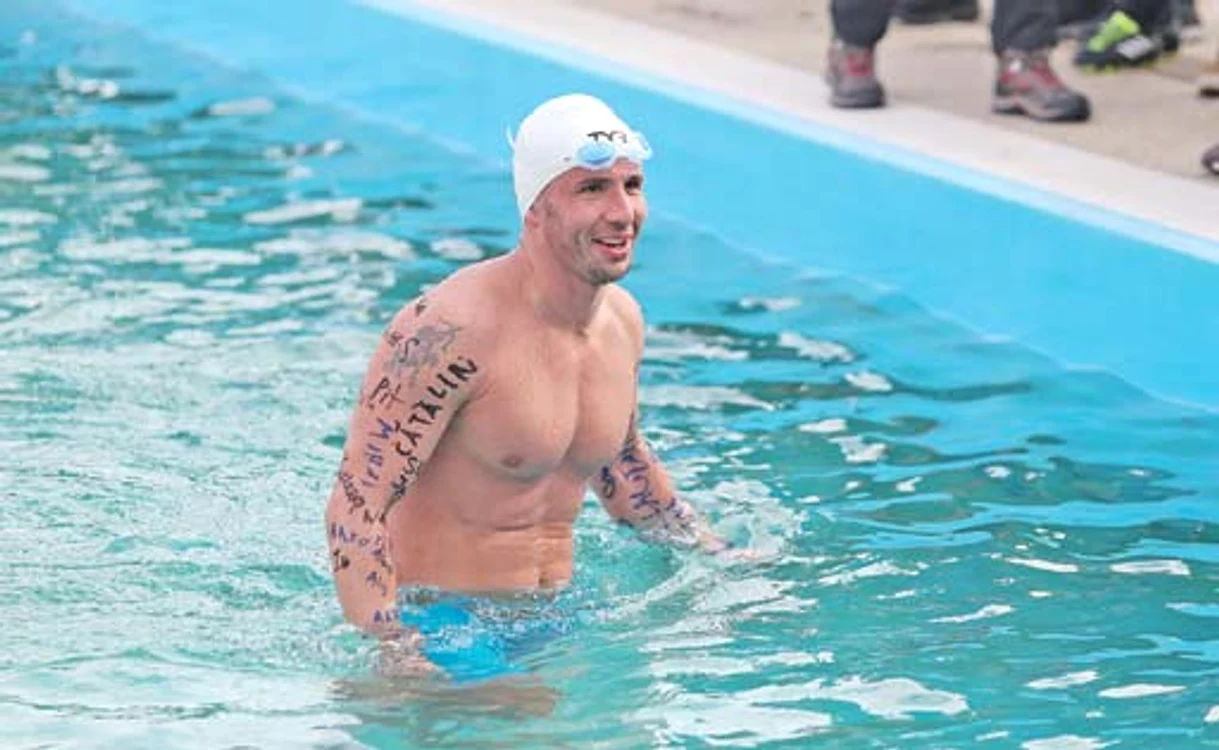 
    De multe  ori a fost  nevoit să  spargă  gheaţa  pentru  a putea înota  