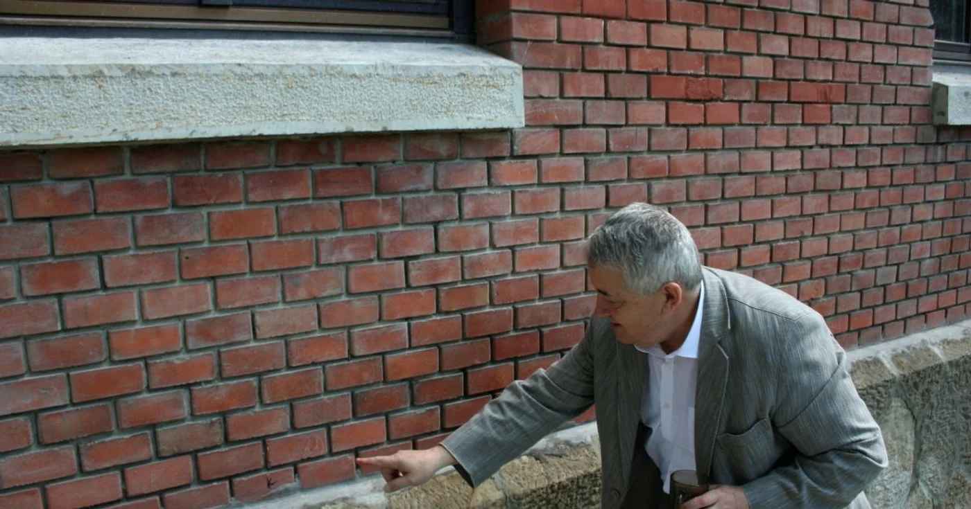Profesorul Emil Onea spune că semnăturile de pe ziduri fac parte din istoria Colegiului Naţional "Unirea"