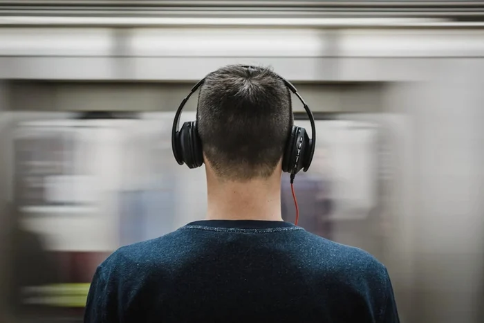 Mulți români ascultă muzică la căști zilnic / foto: Pexels