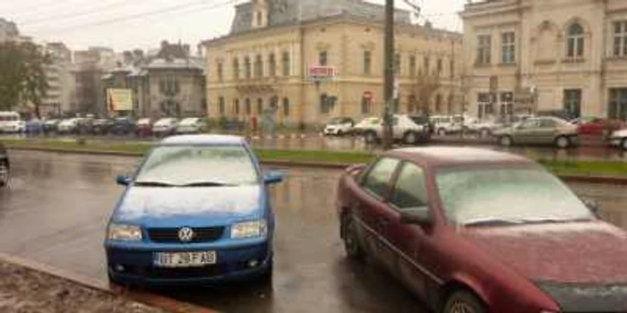 Deşi ninge din abundenţă în municipiul Botoşani zăpada a început să se depună doar pe maşini sau mobilier stradal FOTO Cosmin Zamfirache