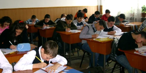 Neamţ: Elevii fără posibilităţi materiale pot cere „Bani de liceu“