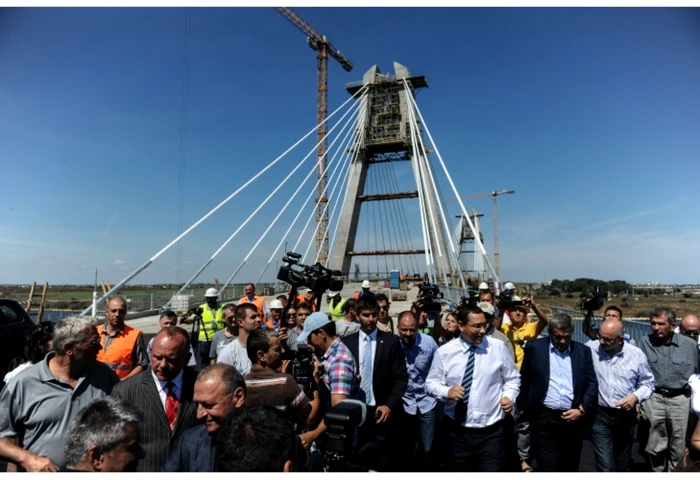 Victor Ponta a vizitat lucrările la noul pod de la Agigea. FOTO: guv.ro