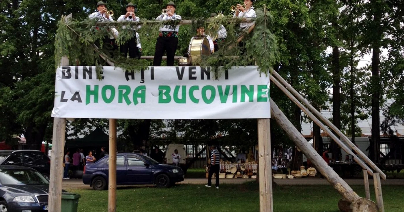 25 de cascadori îşi vor da foc la Hora Bucovinei. FOTO: Dinu ZARĂ
