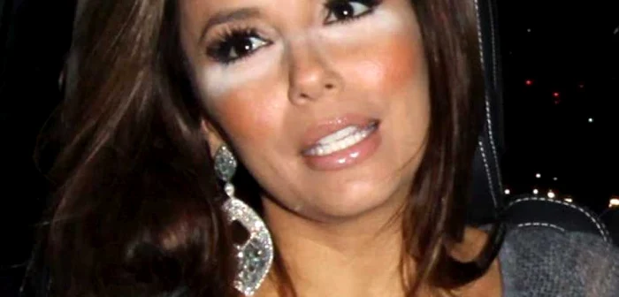 Actriţa Eva Longoria a făcut greşeala de a utiliza pe post de pudră clasică o pudră High Definition folosită la realizarea machiajelor pentru şedinţele fotografice profesionale şi în televiziune FOTO www.helloamanda.com