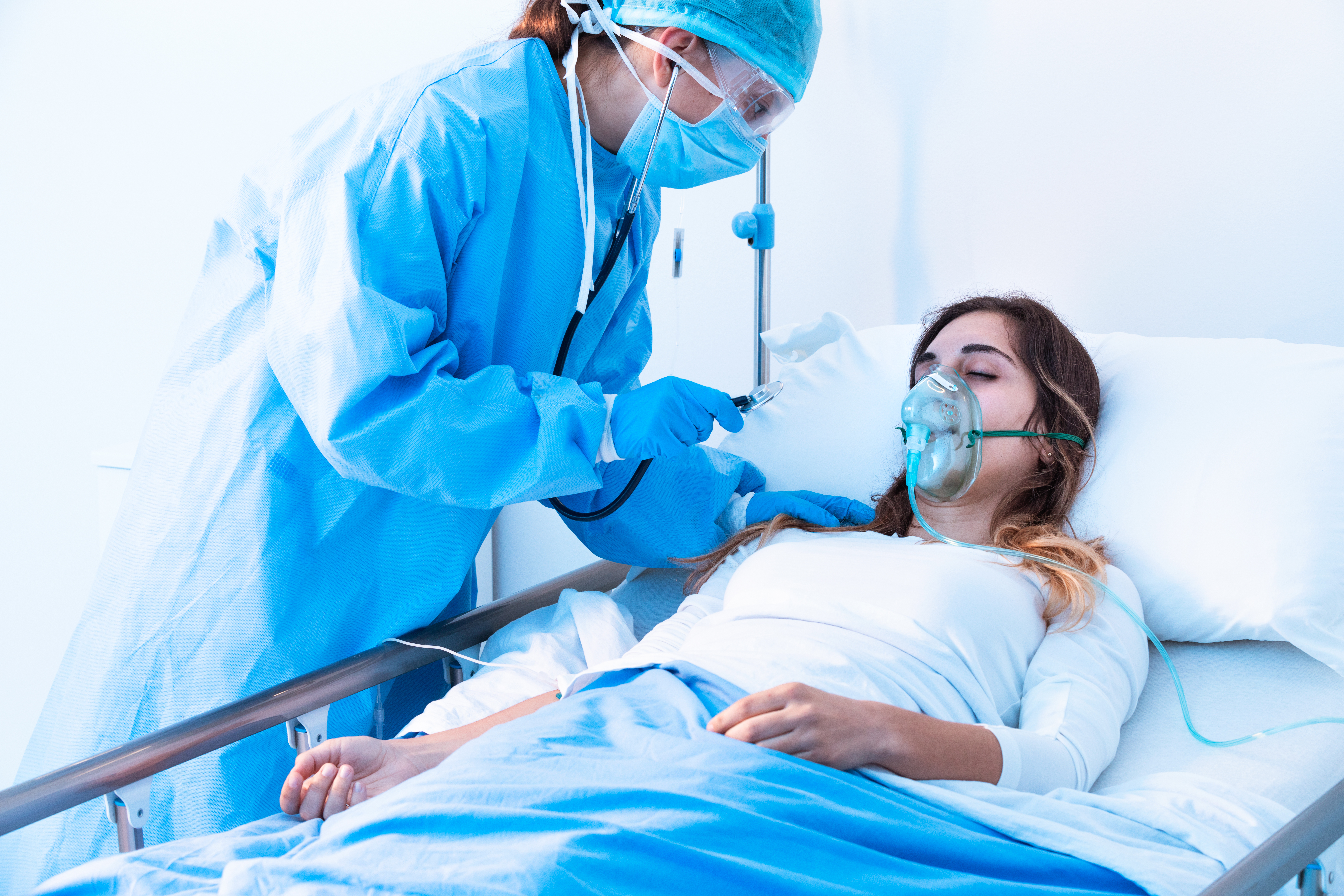 Pacienții vaccinați pot face forme grave de Covid-19, dar într-o proporție mult mai mică decât persoanele nevaccinatefoto: Shutterstock