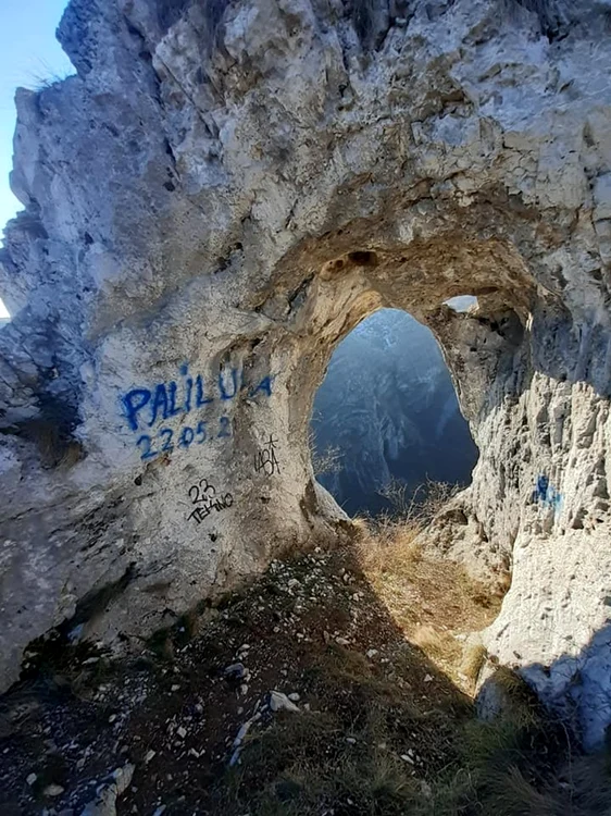 Monumentul naturii Inelul Doamnei a fost vandalizat Foto: Claudiu Fiu