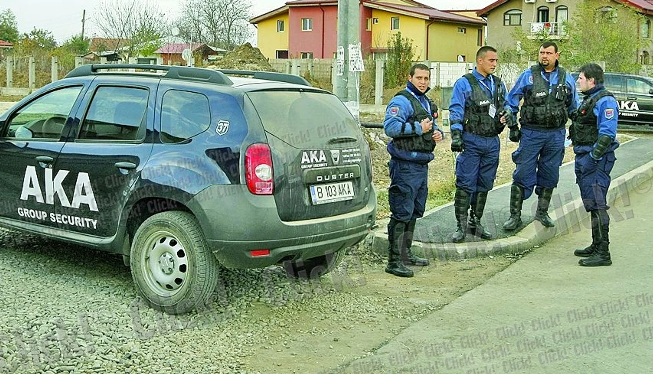Mai mulţi bodyguarzi de la firma  angajată de Petru Mircea au  păzit ieri casa din Otopeni