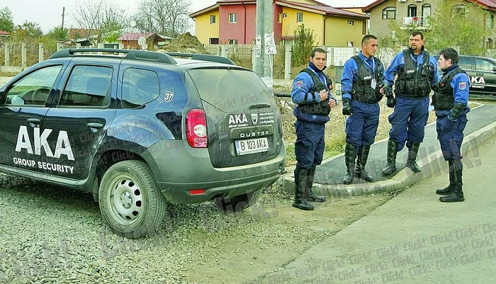 Mai mulţi bodyguarzi de la firma angajată de Petru Mircea au păzit ieri casa din Otopeni
