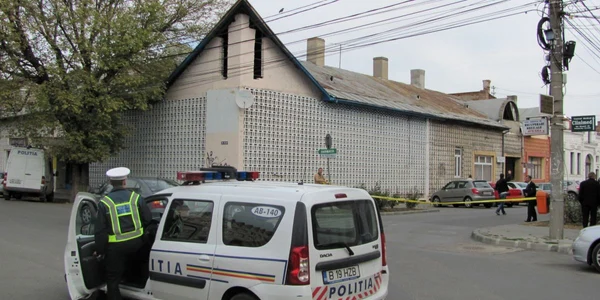 Poliţiştii şi procurorii fac cercetări la locul incidentului