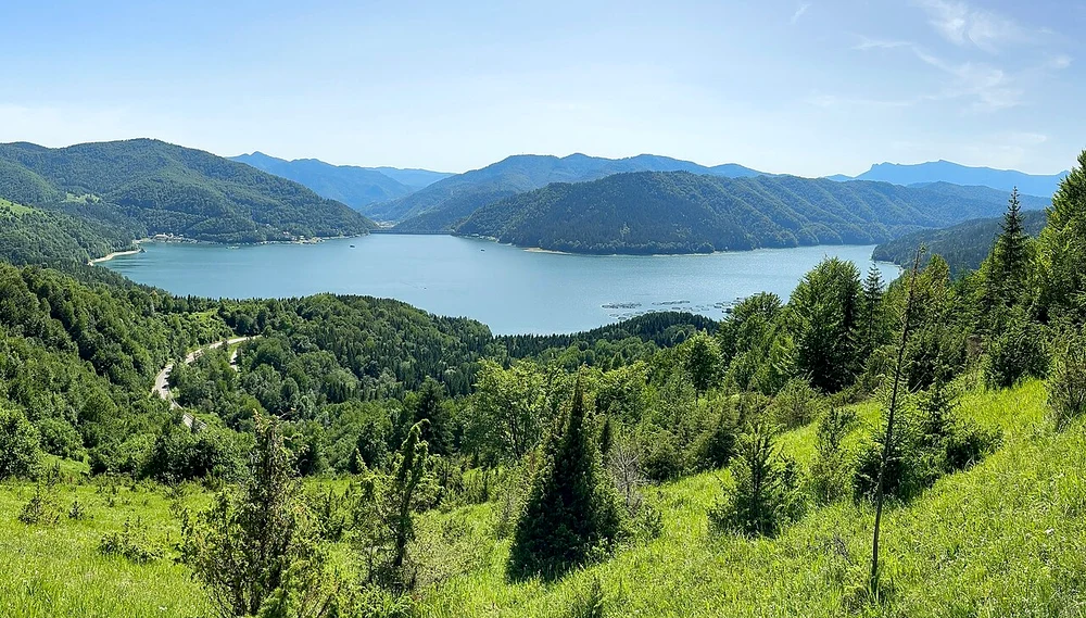 Lacul Izvorul Muntelui. Sursa: Wikipedia