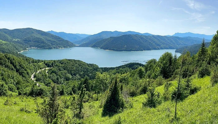 Lacul Izvorul Muntelui. Sursa: Wikipedia