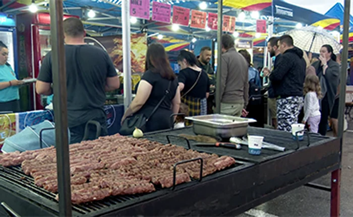 La târgul din Buzău, oamenii s-au distrat în tiribombe și au mâncat carne la grătar