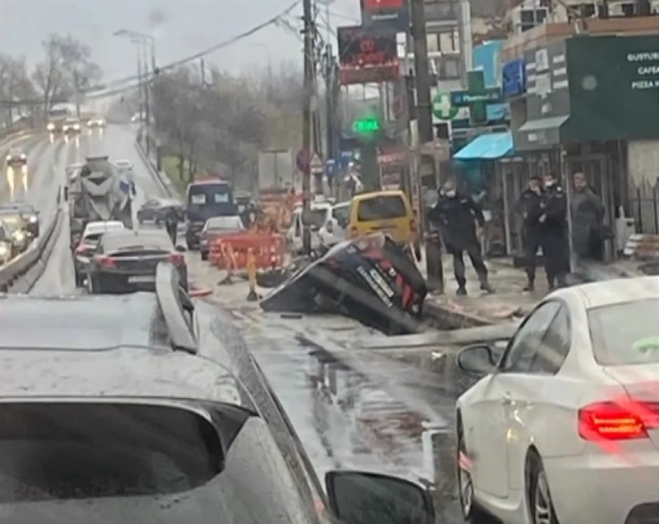 FOTO Maşina Jandarmeriei a fost serios avariată Captură video
