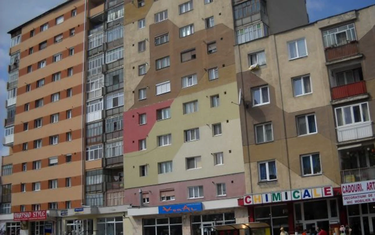Opt culori pe-un singur bloc de pe Bulevardul Revoluţiei