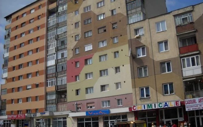 Opt culori pe-un singur bloc de pe Bulevardul Revoluţiei