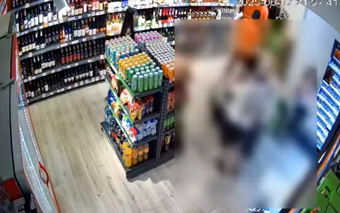 Nimeni nu a interveni pentru a împiedica agresorul. FOTO: captură video Facebook republikaNEWS