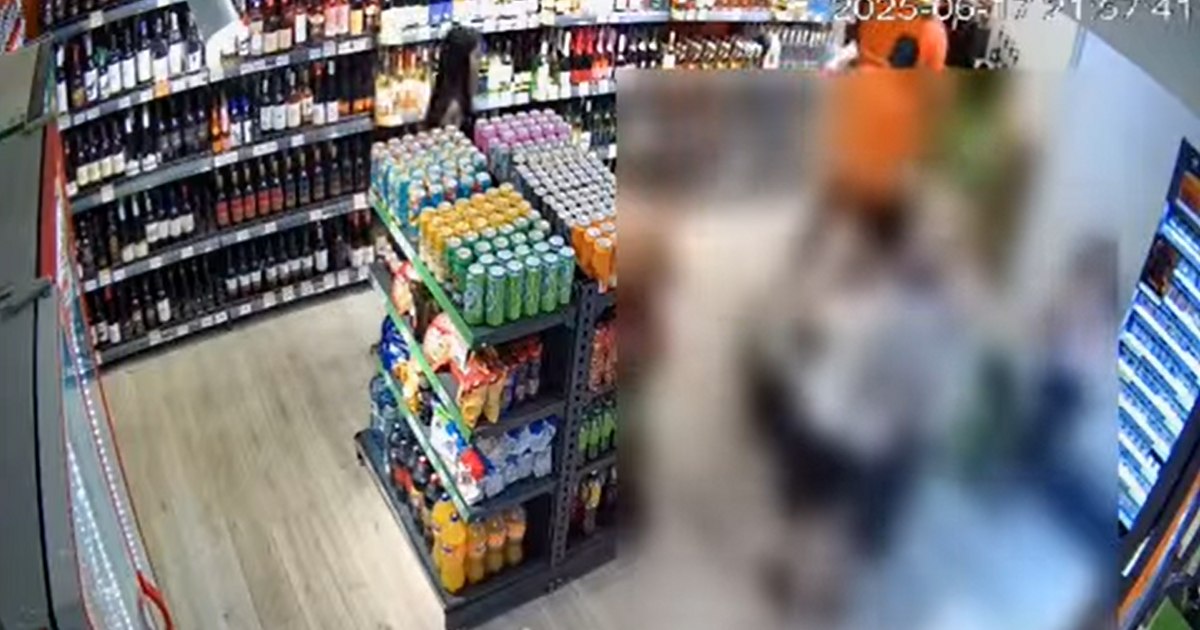 Scene șocante într-un magazin din Ploiești: Femeie bătută cu sălbăticie de fostul soț, sub privirile clienților. Nimeni nu a intervenit