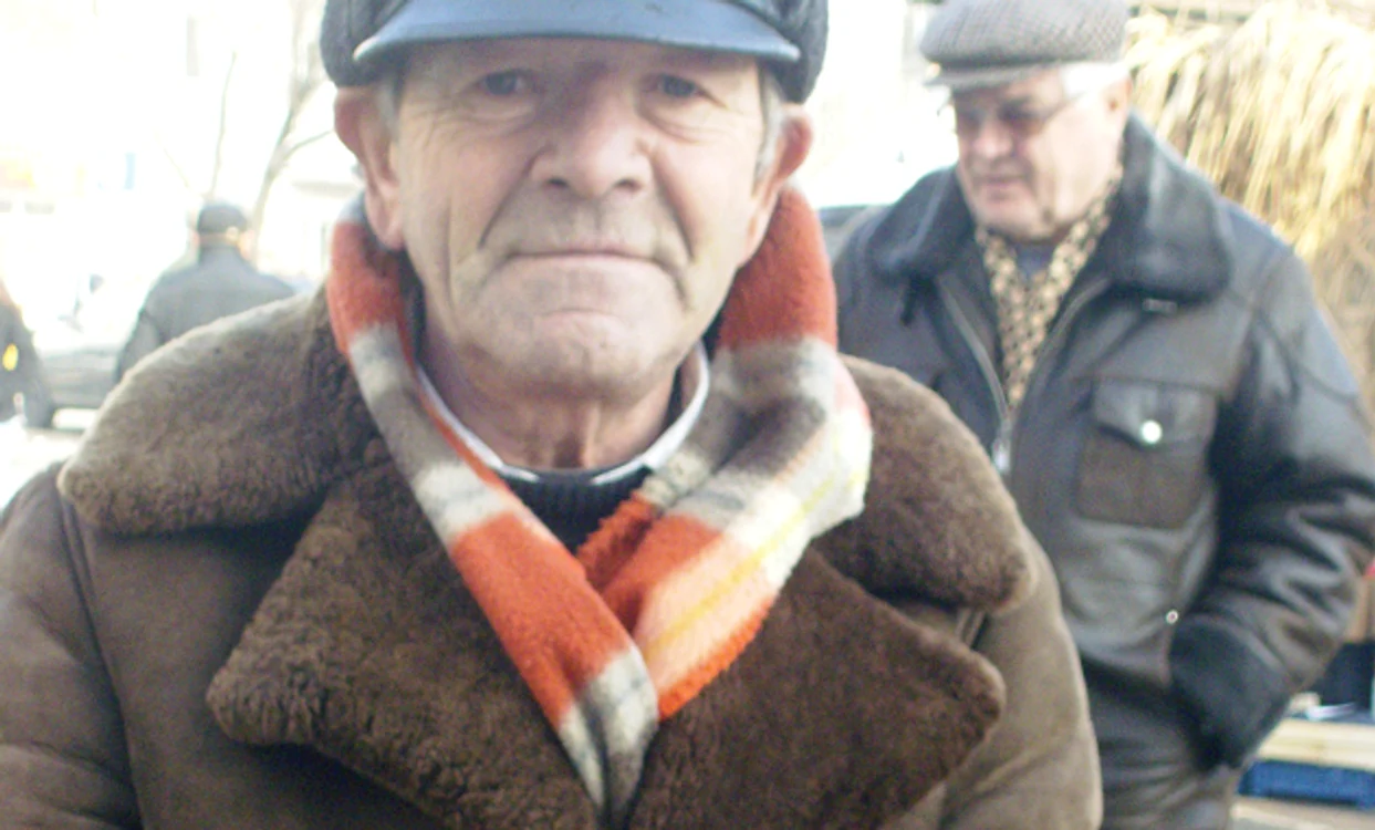 Traian Tudose a venit cu măceşe la piaţă