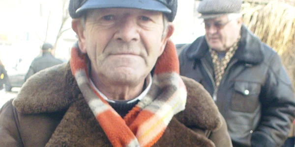 Traian Tudose a venit cu măceşe la piaţă