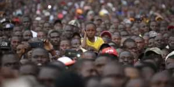 Un copil priveşte dintre susţinătorii liderului coaliţiei de opoziţie Raila Odinga în timpul unui miting la Nairobi Kenya FOTO EPA-EFE / Dai Kurokawa