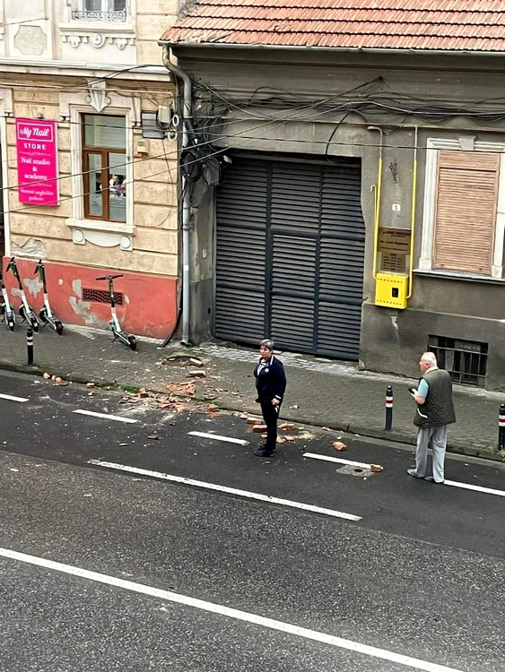 Au căzut cărămizi din locuințe FOTO Facebook