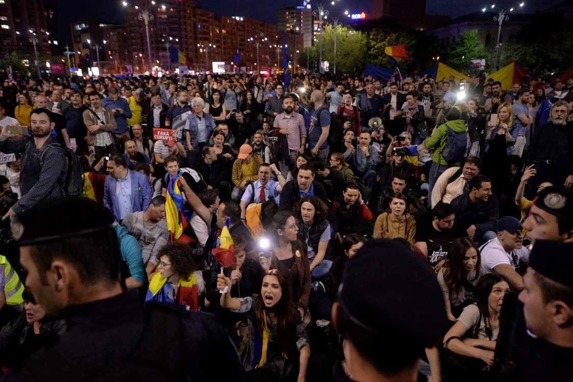Peste 1.000 de persoane au ieşit miercuri seară în Piaţa Victoriei din Bucureşti FOTO Mediafax