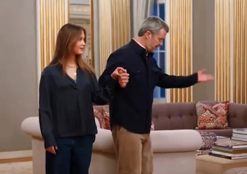 Frederik a dansat cu fiicele sale. Familia regală a împodobit bradul cu bucurie