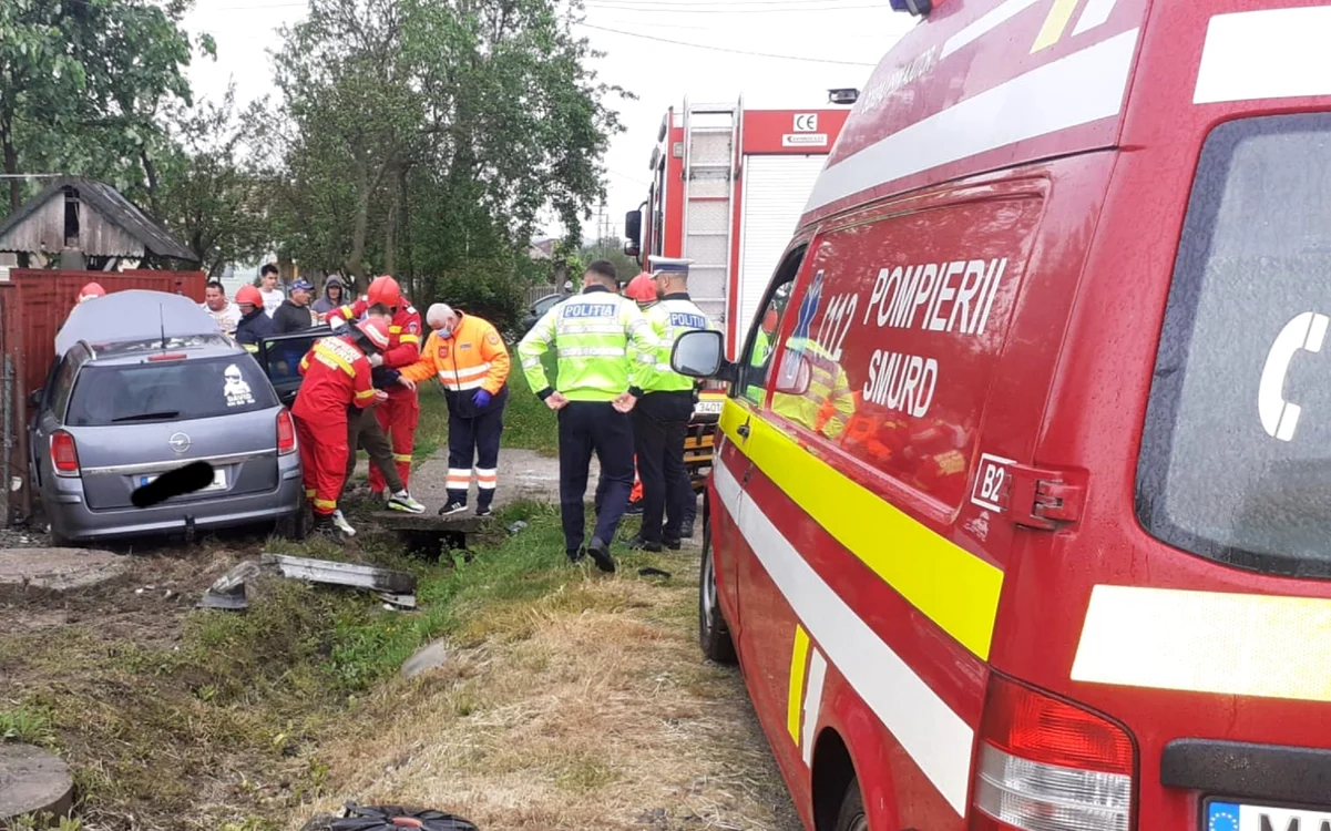 Ambulanță SMURD Vâlcea intervine la un accident rutier Foto ISU Vâlcea jpeg