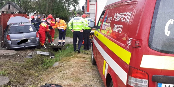 Ambulanță SMURD Vâlcea intervine la un accident rutier Foto ISU Vâlcea jpeg