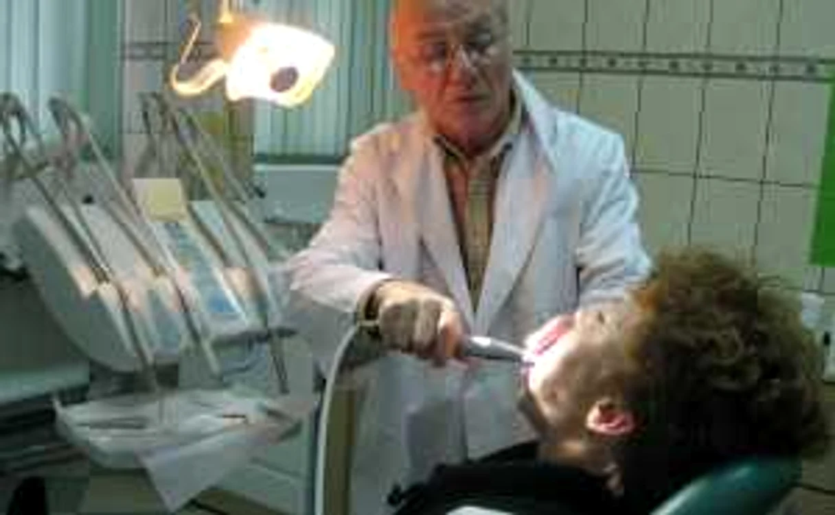 Dr. Marin Niţoi tratează în regim de urgenţă o carie 