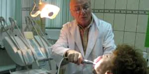 Dr. Marin Niţoi tratează în regim de urgenţă o carie 
