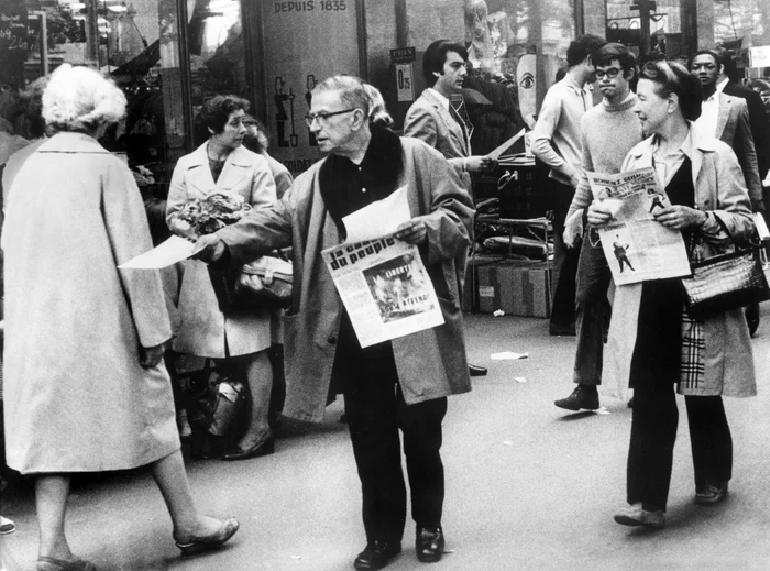 Sartre și Simone de Beauvoir, împărțind cărți la porțile fabricilor. FOTO: Getty Images