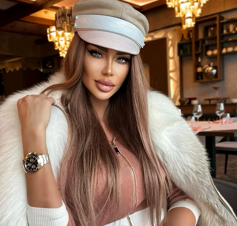 Bianca Dărguşanu este cunoscută pentru părul ei blond Foto; Instagram