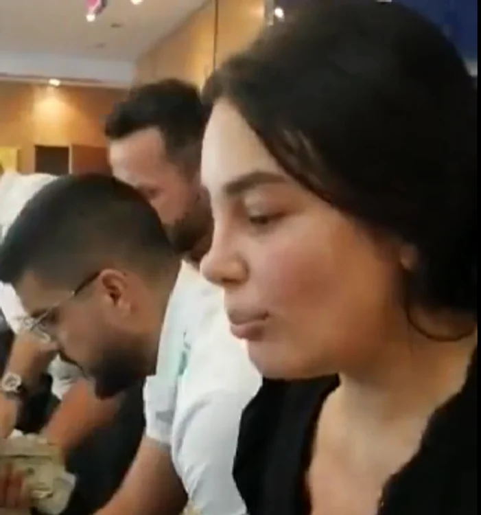 Femeia a retras sumele de 13.000 de dolari şi 30 de milioane de lire libaneze. Foto: Captură video