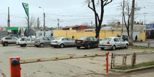 Pe o suprafaţă de 300 de metri pătraţi pot fi parcate aproximativ 20 de autorurisme  