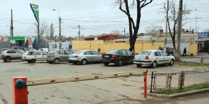 Pe o suprafaţă de 300 de metri pătraţi pot fi parcate aproximativ 20 de autorurisme