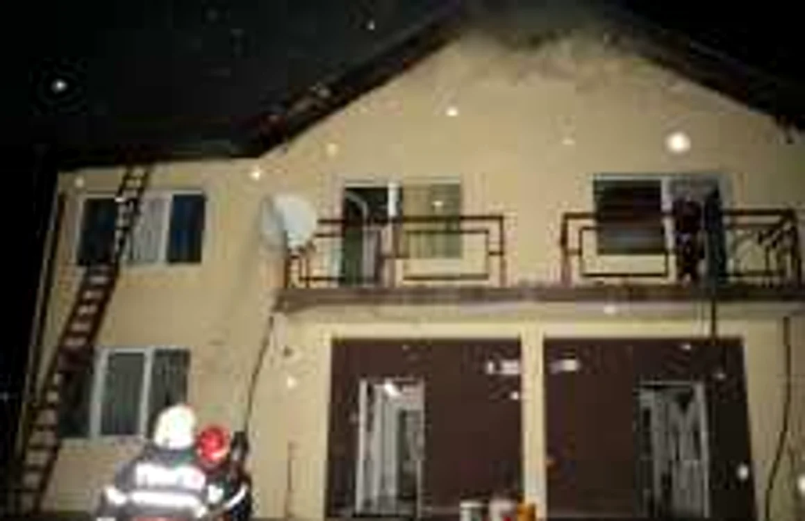 Pompierii au intervenit pentru stingerea incendiului