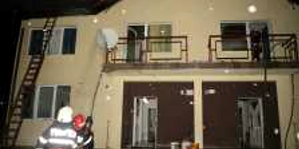 Pompierii au intervenit pentru stingerea incendiului