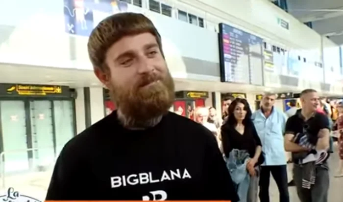 TJ Miles, aşteptat la aeroport de părinţi şi de prieteni
