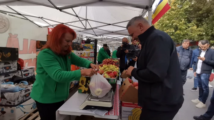 Ministrul Florin Barbu a făcut cumpărături de la aproape fiecare stand vizitat FOTO: A.M.