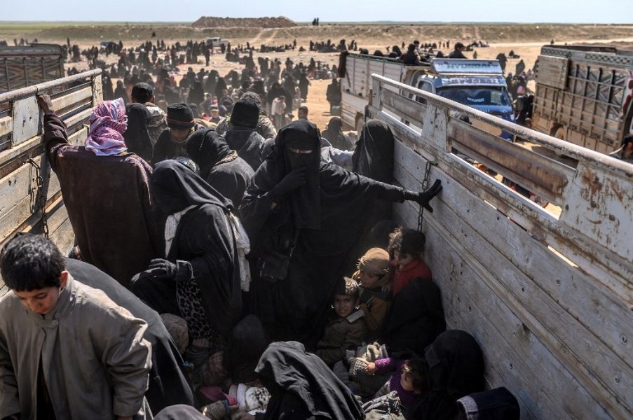 Scandal în Marea Britanie: Copiii „mireselor ISIS” aduși în secret în țară și dați spre adopție