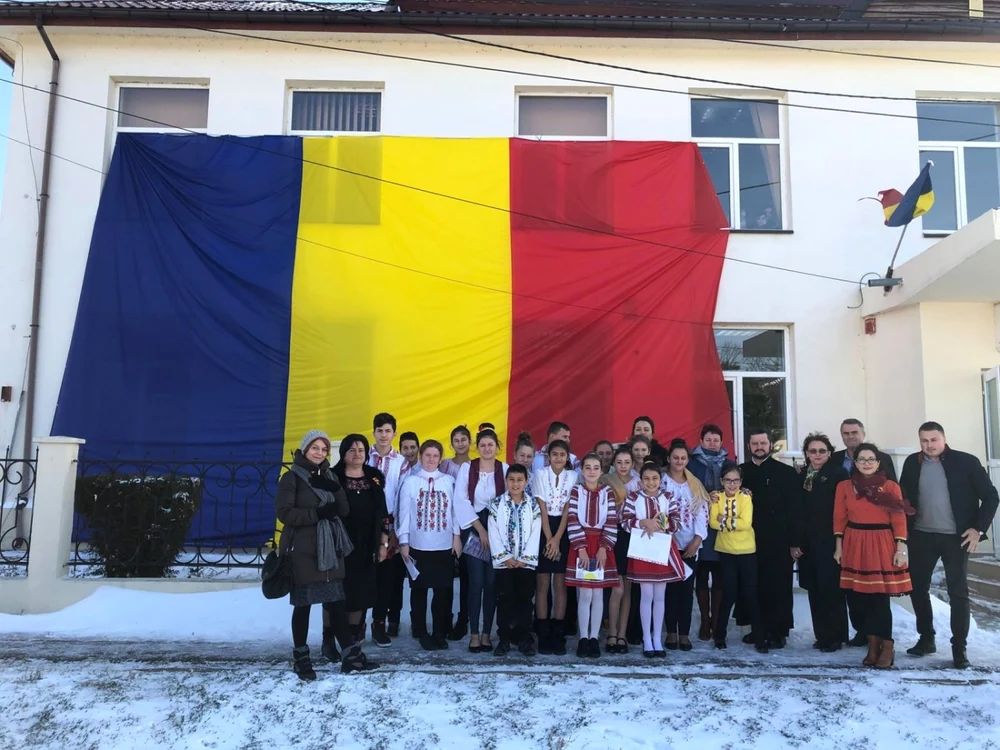 Şcoala din comuna Independenţa, îmbrăcată în tricoloe FOTO Prof. Aurelian Mihai