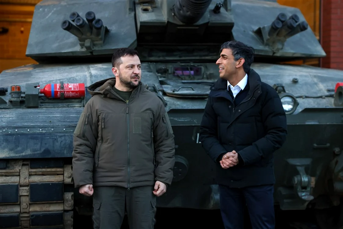 Volodimir Zelenski și Rishi Sunak în fața unui tanc Challenger 2 FOTO EPA-EFE