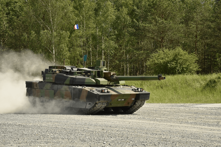 Primele două convoaie de vehicule blindate franceze au plecat spre România