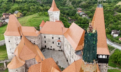 Statuia Cavalerului reamplasată pe Castelul Corvinilor  Foto Daniel Guță ADEVĂRUL (20) JPG