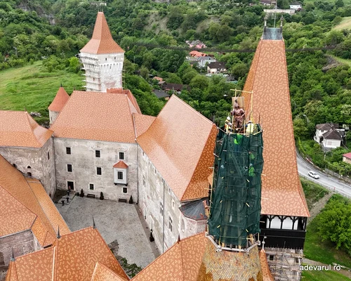 Statuia Cavalerului reamplasată pe Castelul Corvinilor  Foto Daniel Guță ADEVĂRUL (20) JPG