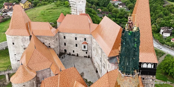 Statuia Cavalerului reamplasată pe Castelul Corvinilor Foto Daniel Guță ADEVĂRUL (20) JPG