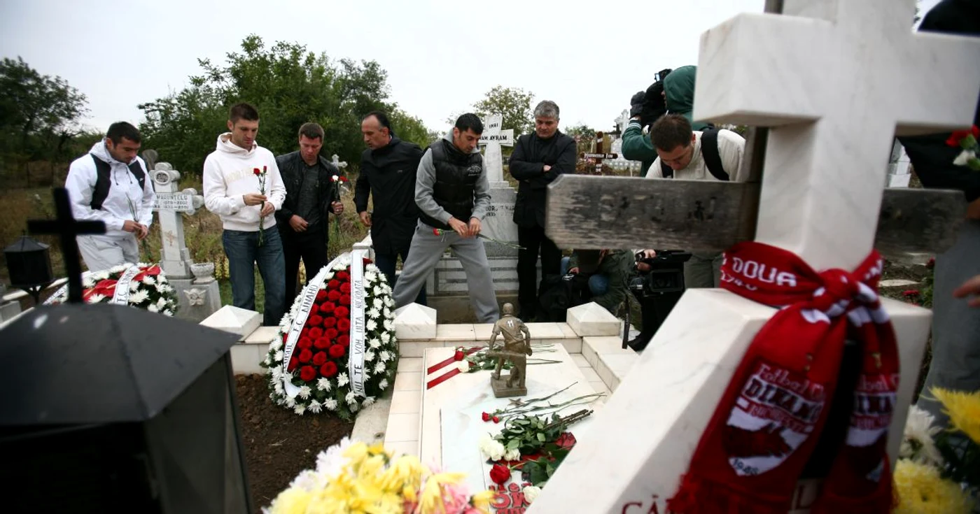 Dinamoviştii au fost la mormântul lui Cătălin Hîldan. Sursa foto: Prosport