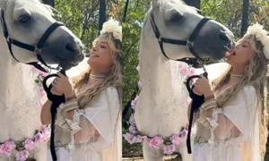 loredana groza se saruta cu un cal jpg
